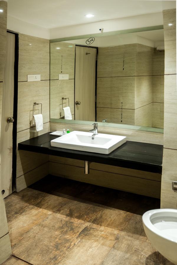Hotel Atharva 우자인 외부 사진
