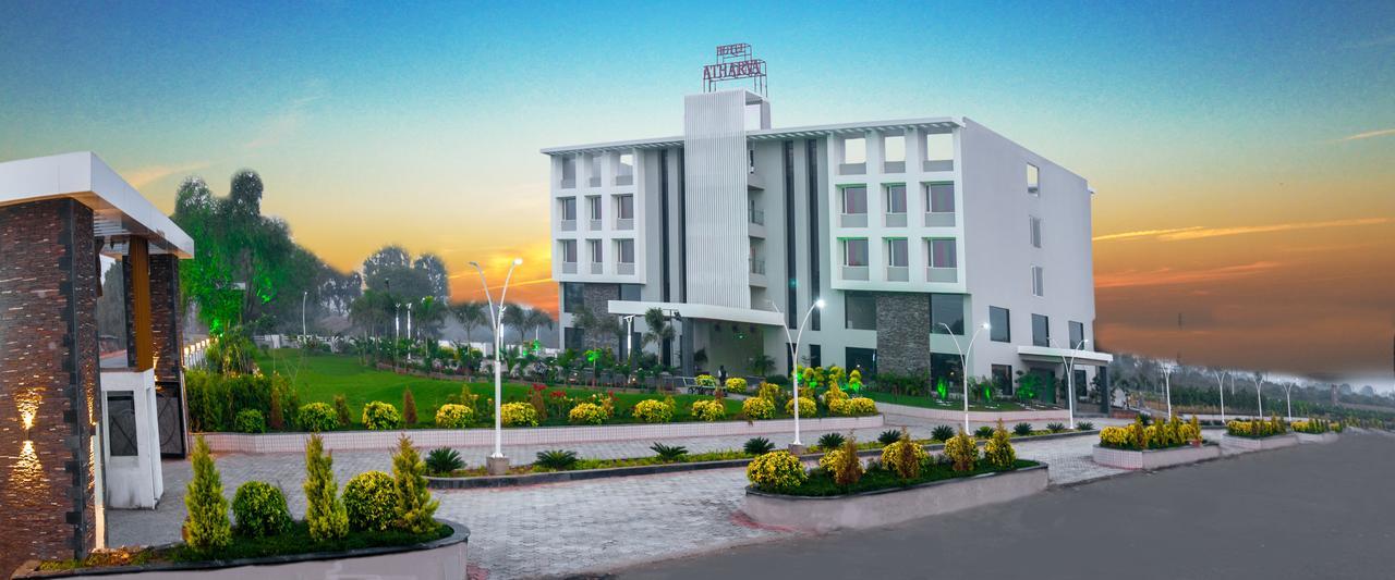 Hotel Atharva 우자인 외부 사진