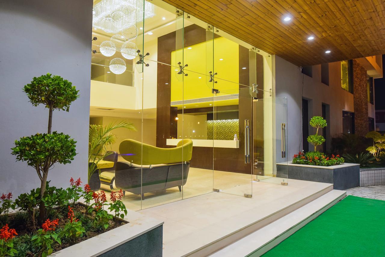 Hotel Atharva 우자인 외부 사진